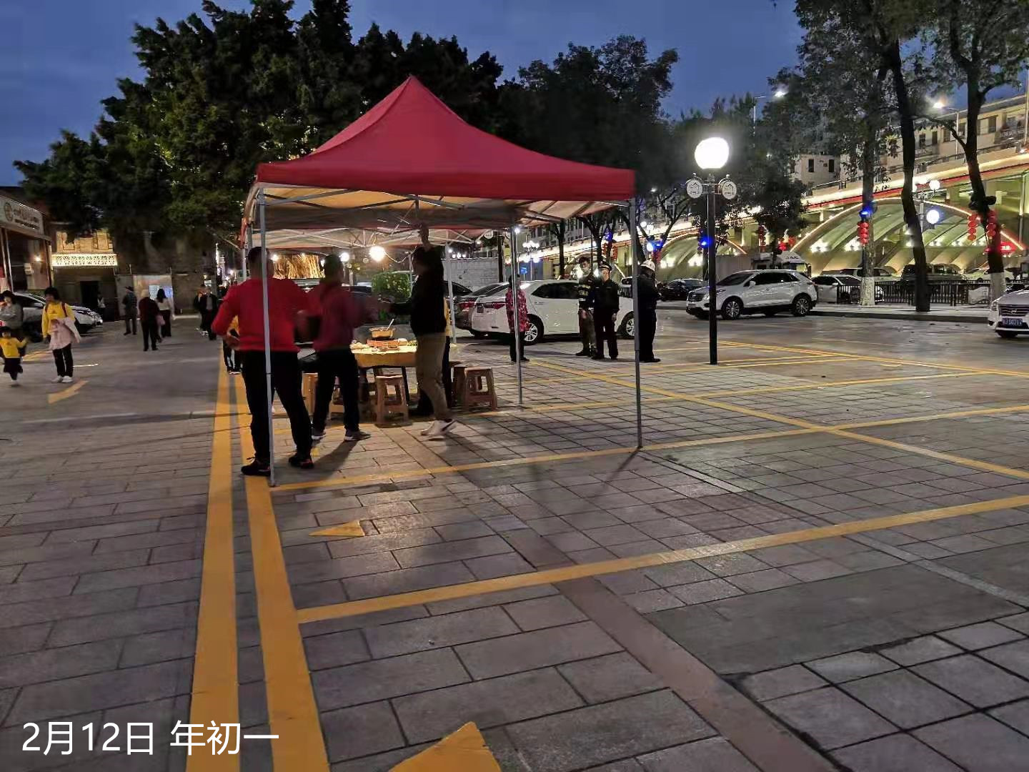 2月12日年初一 啟明里（中旅社門前）商鋪已入室經(jīng)營。_副本.jpg