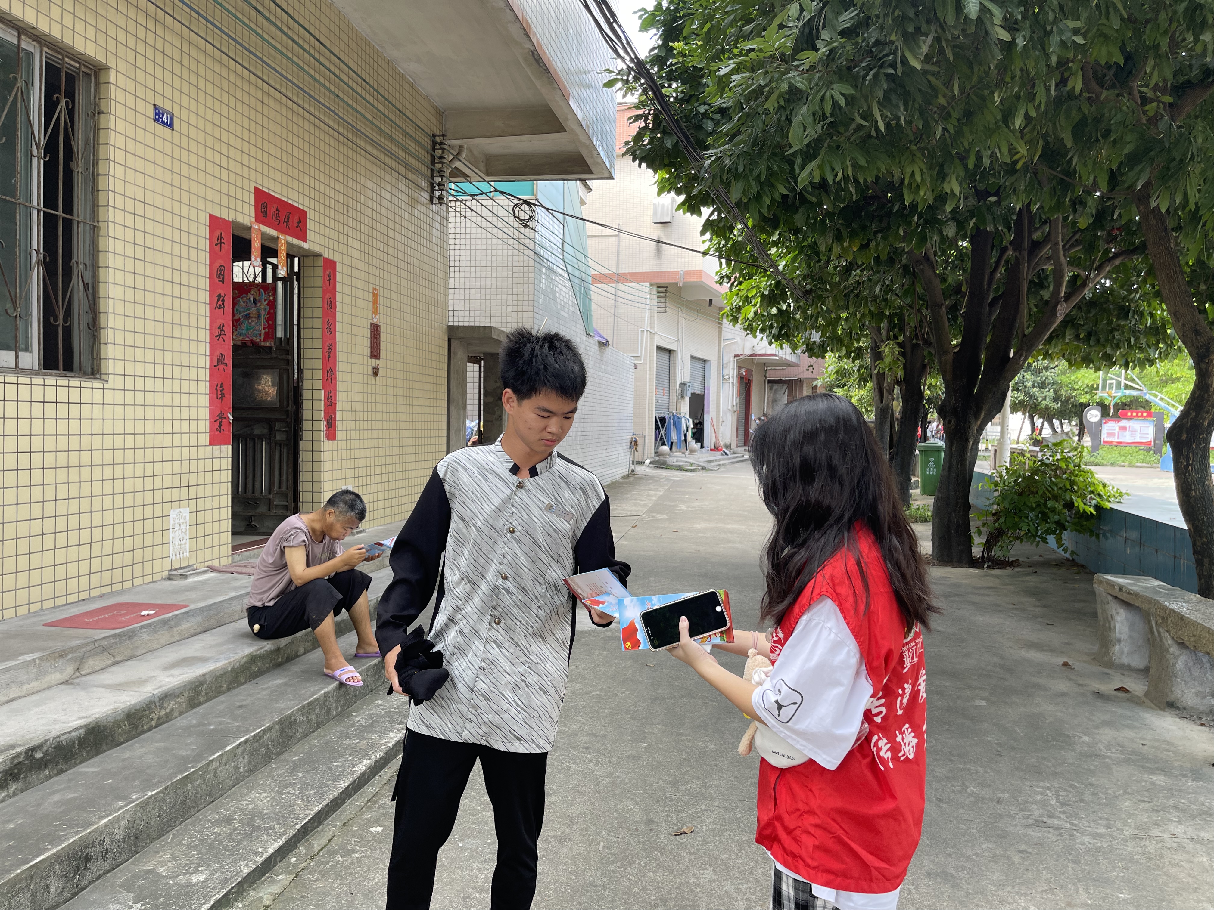 活動(dòng)時(shí)間:2022年7月15日 單位:共青團(tuán)蓬江區(qū)委員會(huì) 共青團(tuán)杜阮鎮(zhèn)委員會(huì) 服務(wù)對(duì)象:群眾 服務(wù)內(nèi)容:在杜阮鎮(zhèn)木朗村開展“愛(ài)生命尊交規(guī)”文明交通知識(shí)宣傳活動(dòng)(3).jpg