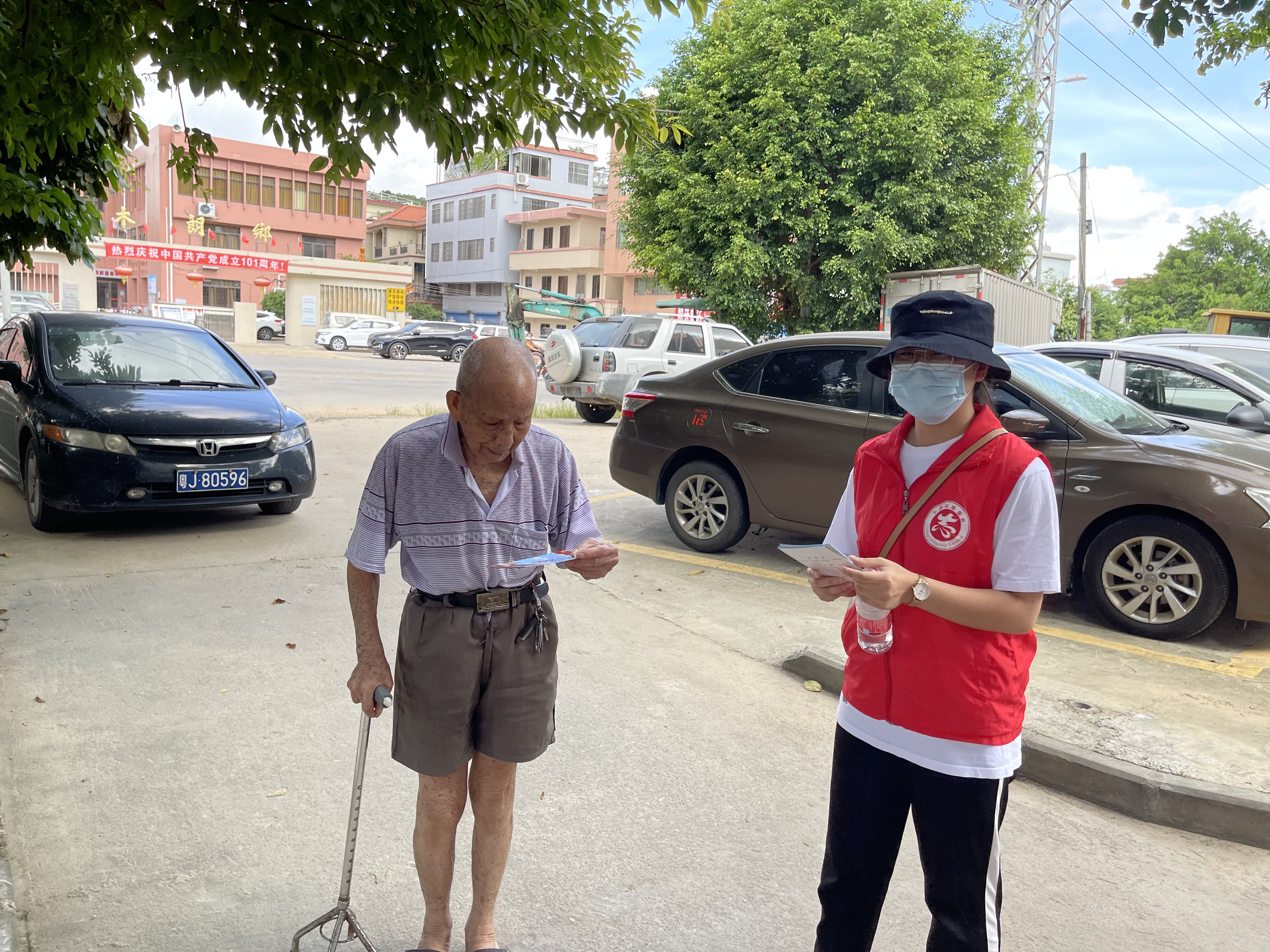 活動(dòng)時(shí)間:2022年7月15日 單位:共青團(tuán)蓬江區(qū)委員會(huì) 共青團(tuán)杜阮鎮(zhèn)委員會(huì) 服務(wù)對(duì)象:群眾 服務(wù)內(nèi)容:在杜阮鎮(zhèn)木朗村開展“愛(ài)生命尊交規(guī)”文明交通知識(shí)宣傳活動(dòng)(4).jpg