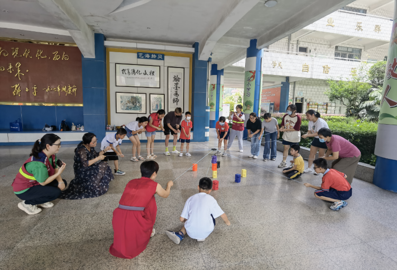 9甘光儀學(xué)校家長與孩子共同參與“珠行萬里”“合力建塔”游戲。.jpg